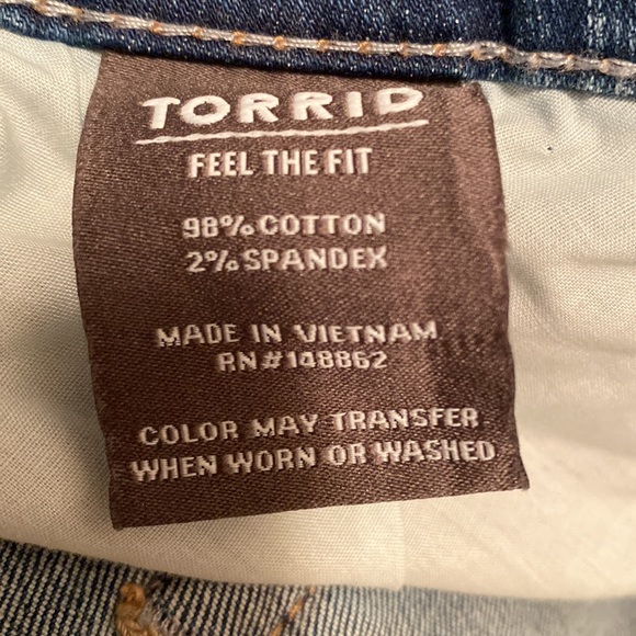 Brand New Torrid Light Wash Shorts..size 24 - Picture 4 of 5